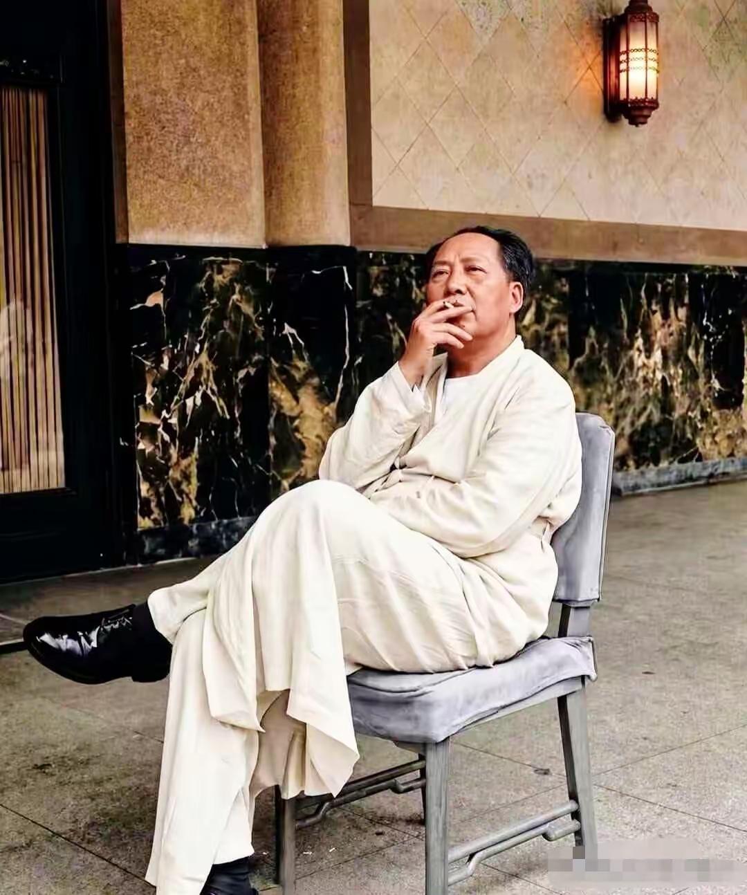一张旧照，半廊清风。镜头定格的那个瞬间，他安静地坐着，像一位寻常的老者，在午