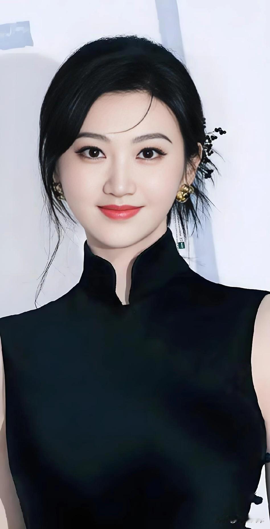 景甜迎来了三个好消息：1.胡锡进8月28日在社交平台发长文称“我不喜欢景甜，但