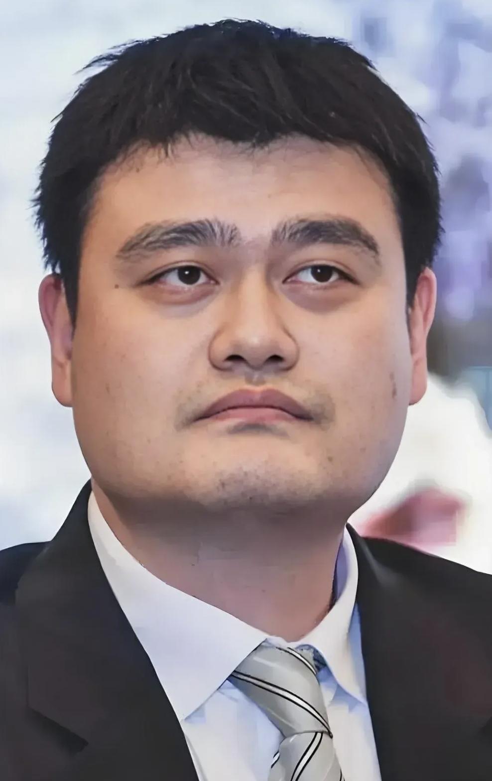 男篮2连败，姚明在家做了2个动作！比赛结束，姚明站起身来，突然想把遥控器扔向