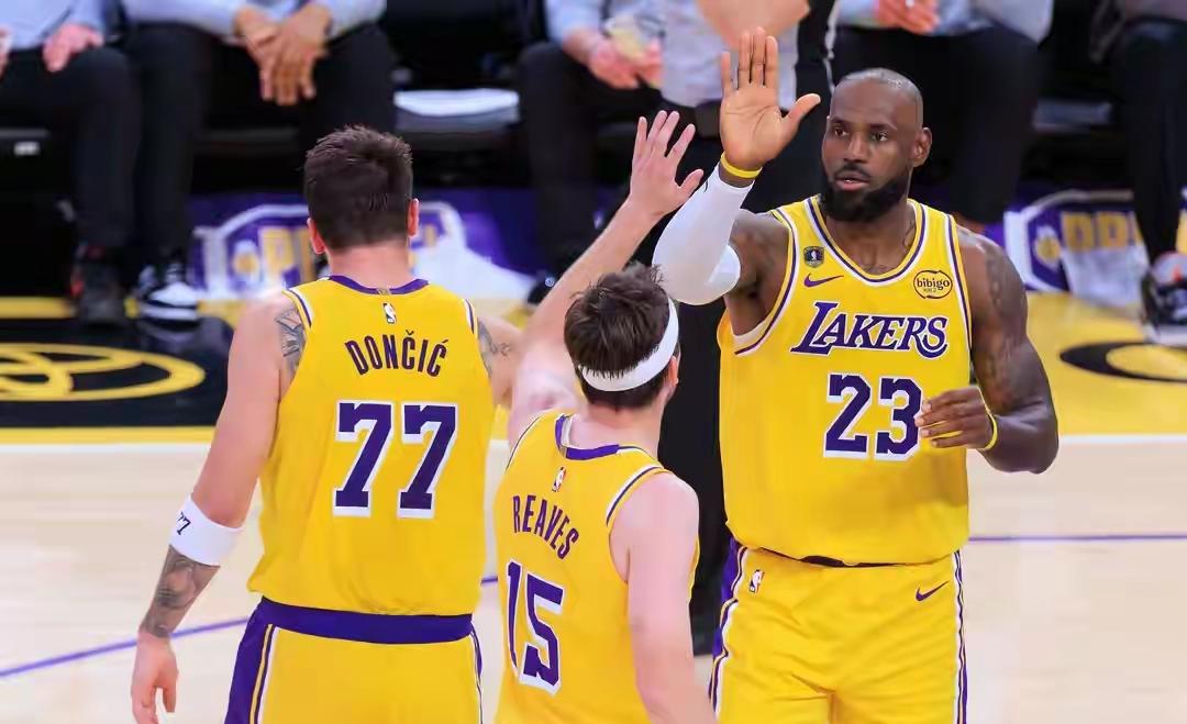 詹姆斯：小李子呀！想拿大合同除了你自己争气，还要我托举你。里夫斯：大哥，你永远