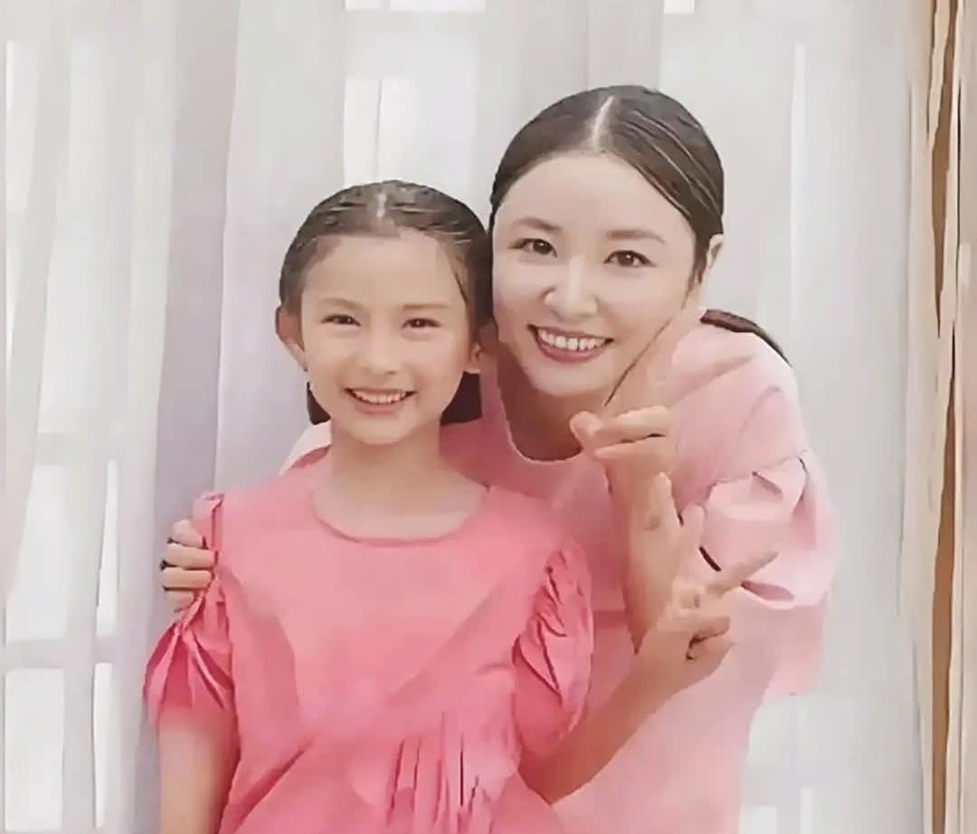 近日，林心如和霍建华女儿小海豚的正脸照首次曝光，瞬间引发了网友们的热议。照片中7