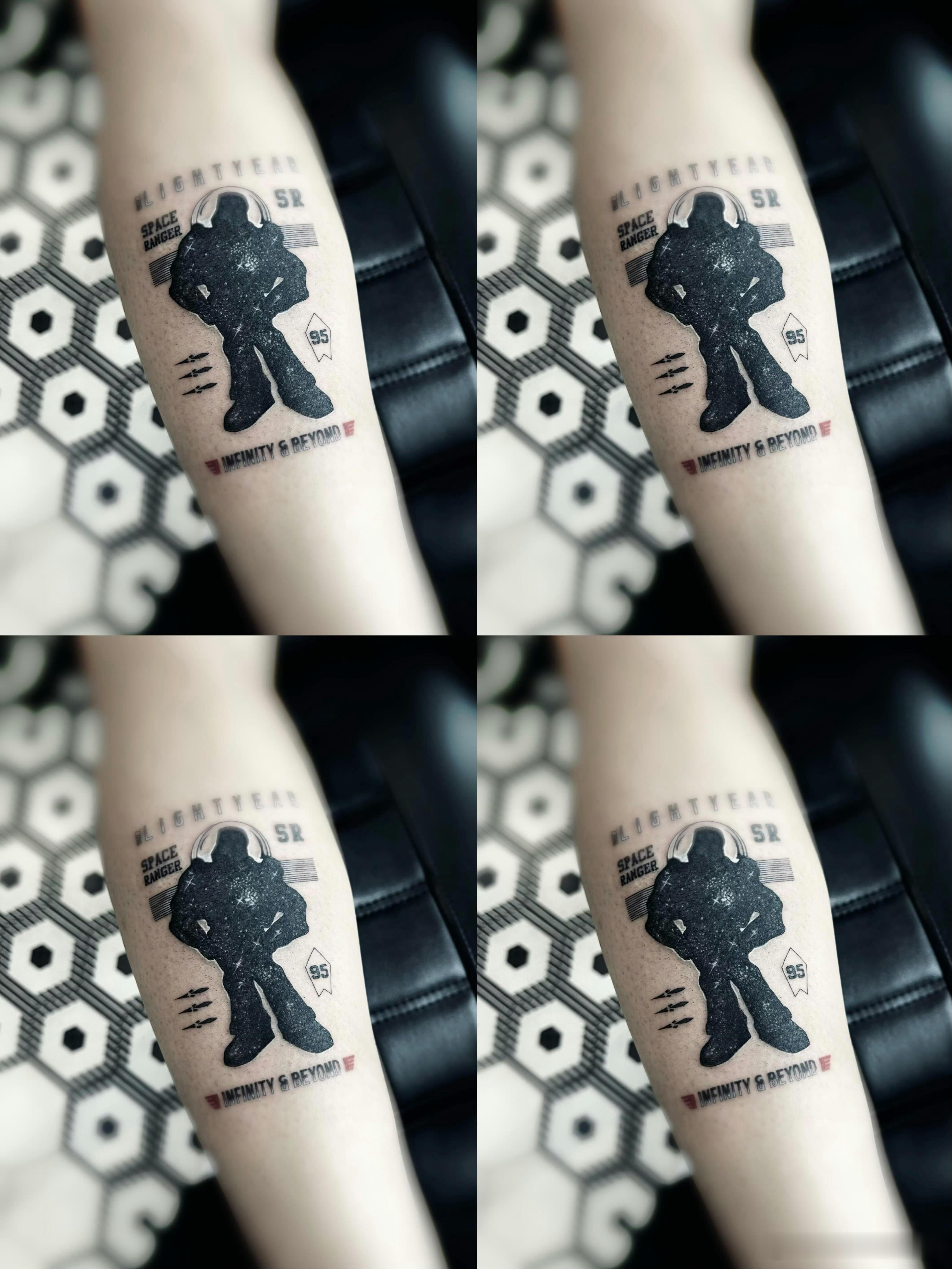 王嘉尔真是个设计天才BUZZ毒唯这个巴斯光年设计真的好看蜀辣！