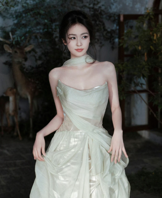 白鹿淡绿纱裙出镜，露背飘带尽显壁纸级美貌