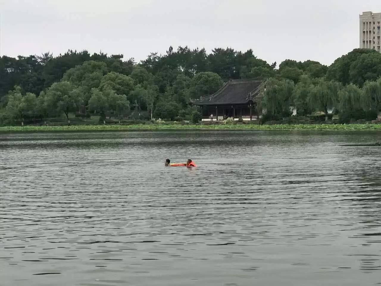 永康香樟公园一男子跳湖 结果.