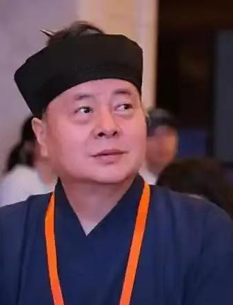 这是政协委员张高澄，他今年73岁，但人长得很显年轻，看上去也就是五十岁左右的样子