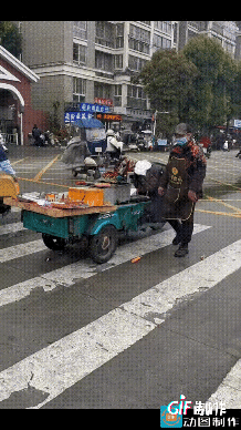 真是做贼心虚啊~安徽蚌埠街头，卖烤肠的大妈把烤肠掉在地上，本能地捡起来想要继续卖