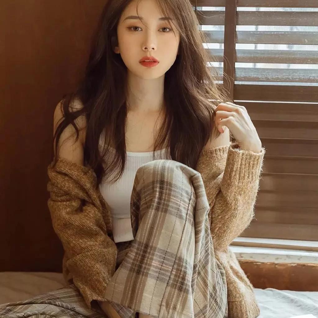 温暖午后，慵懒时光，自然光洒满房间，少女温柔的微笑少女感笑容自然光下少女窗边