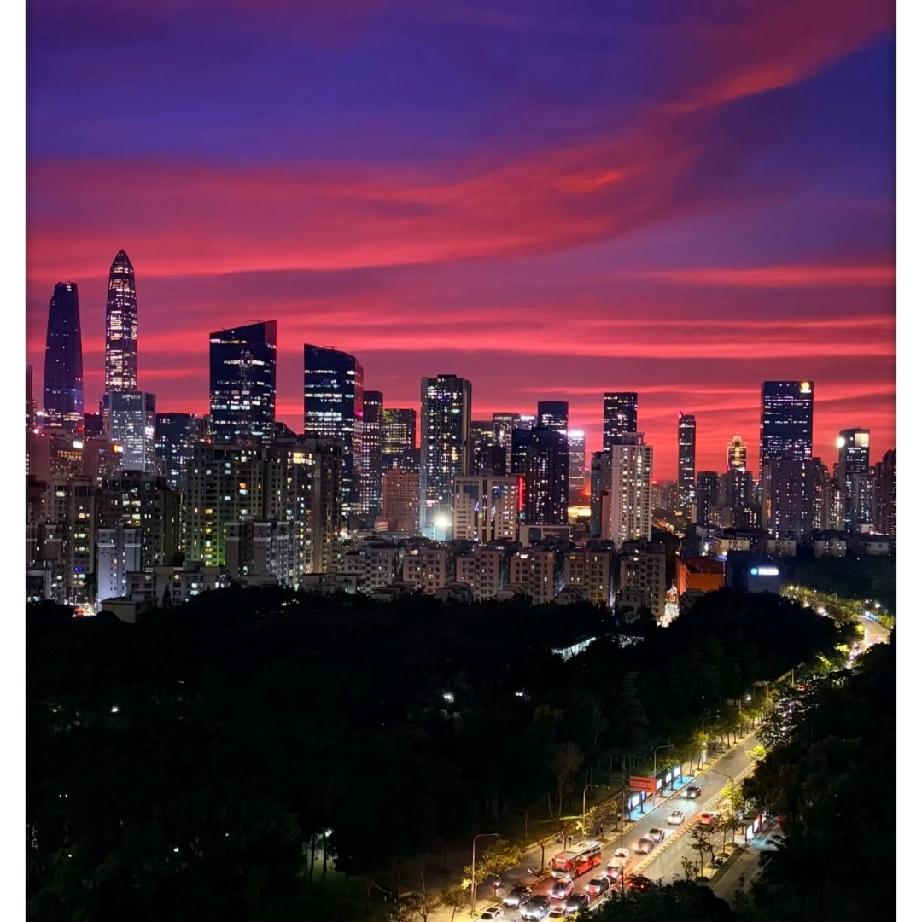 深圳冬日晚霞：一场橘子味的天际狂欢当北方被寒风裹着寒意时，深圳的傍晚正上演