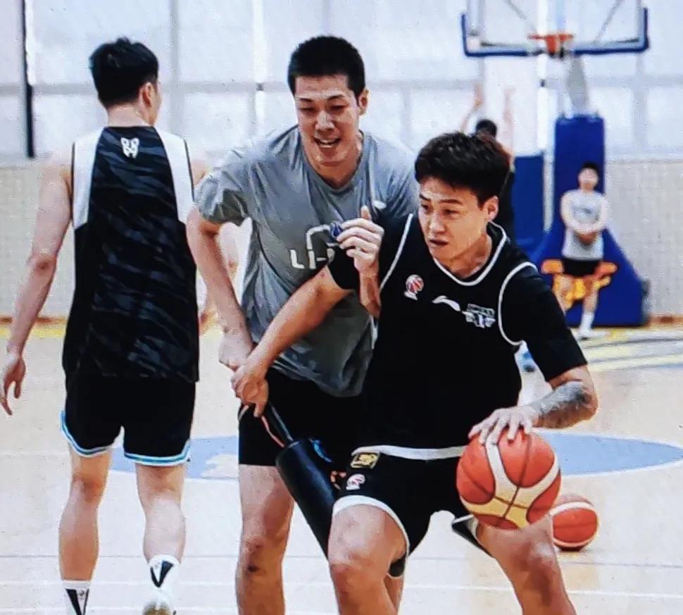 广东队训练球馆开始热闹起来了，皆因参加全运会球员‌陆续到来‌，被受关注的当属赵睿
