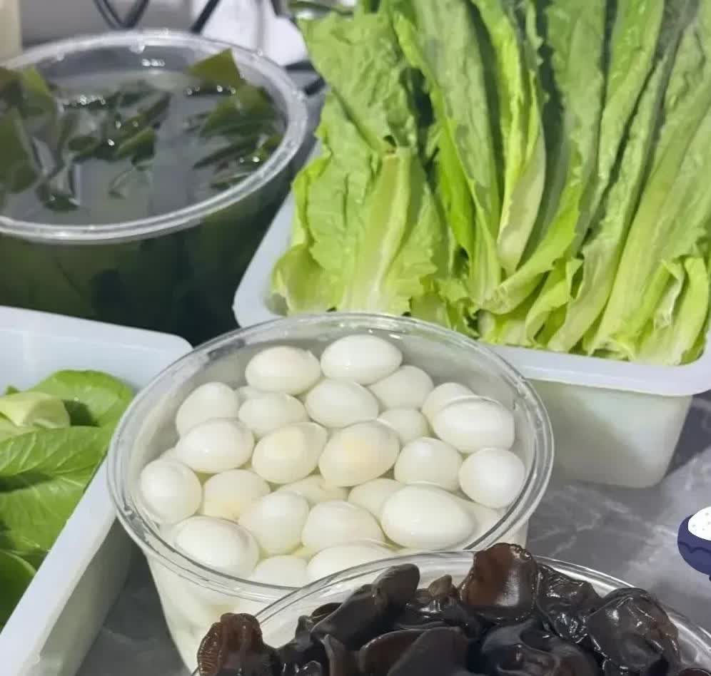 山东，一名女子发现家附近的一家餐馆招聘摘菜工，她正好在家里闲着没事做，于是就去应
