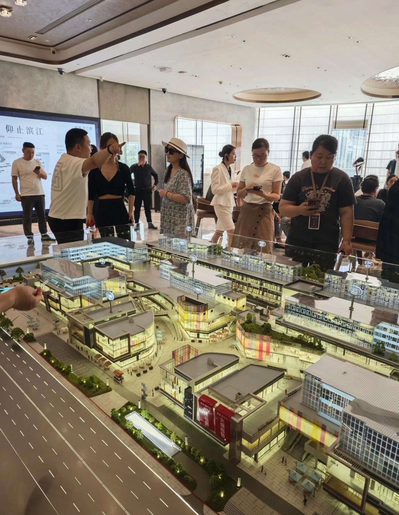 真的要变天了吗？最近好多人都在买商品房，我舅妈买了一套，我老板这周一也买了一