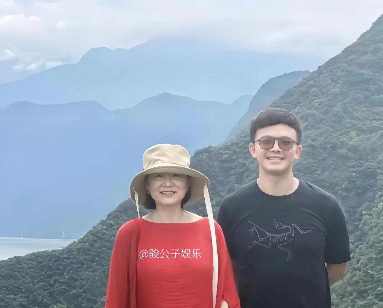 70岁的林青霞近日在重庆巫山游玩，当天她身着一套宽松式红衣红裤，头戴遮阳帽，简单