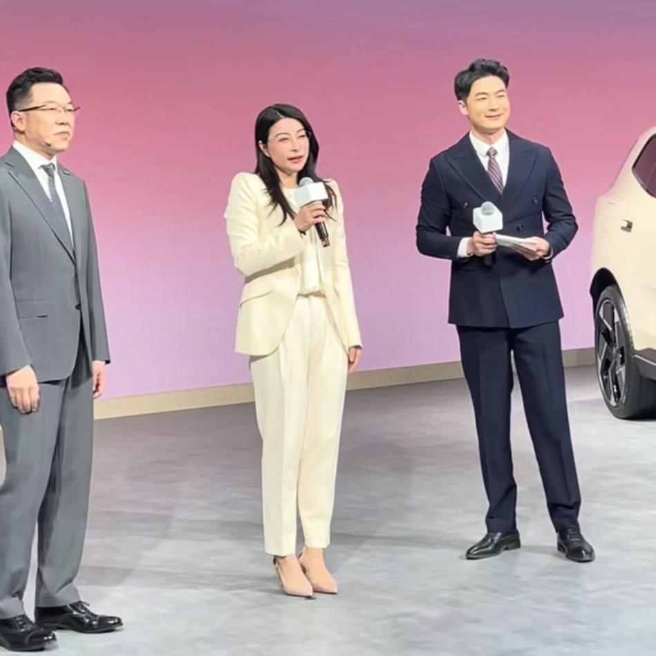 郭晶晶参加广州车展发现一件怪事儿一向恩爱有加的霍启刚，这次居然没有陪同她一起