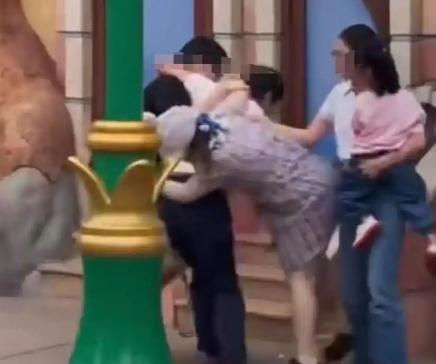 迪士尼一家三口被打终于真相大白！目击者发声，警方曝更多细节，和我们最开始知道的不
