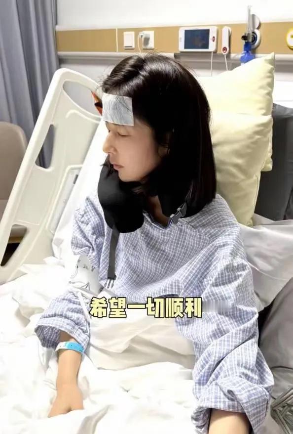 颖儿住院做手术，早就有网友提醒过她。颖儿本身也不是易瘦体质，前段时间看她瘦的都