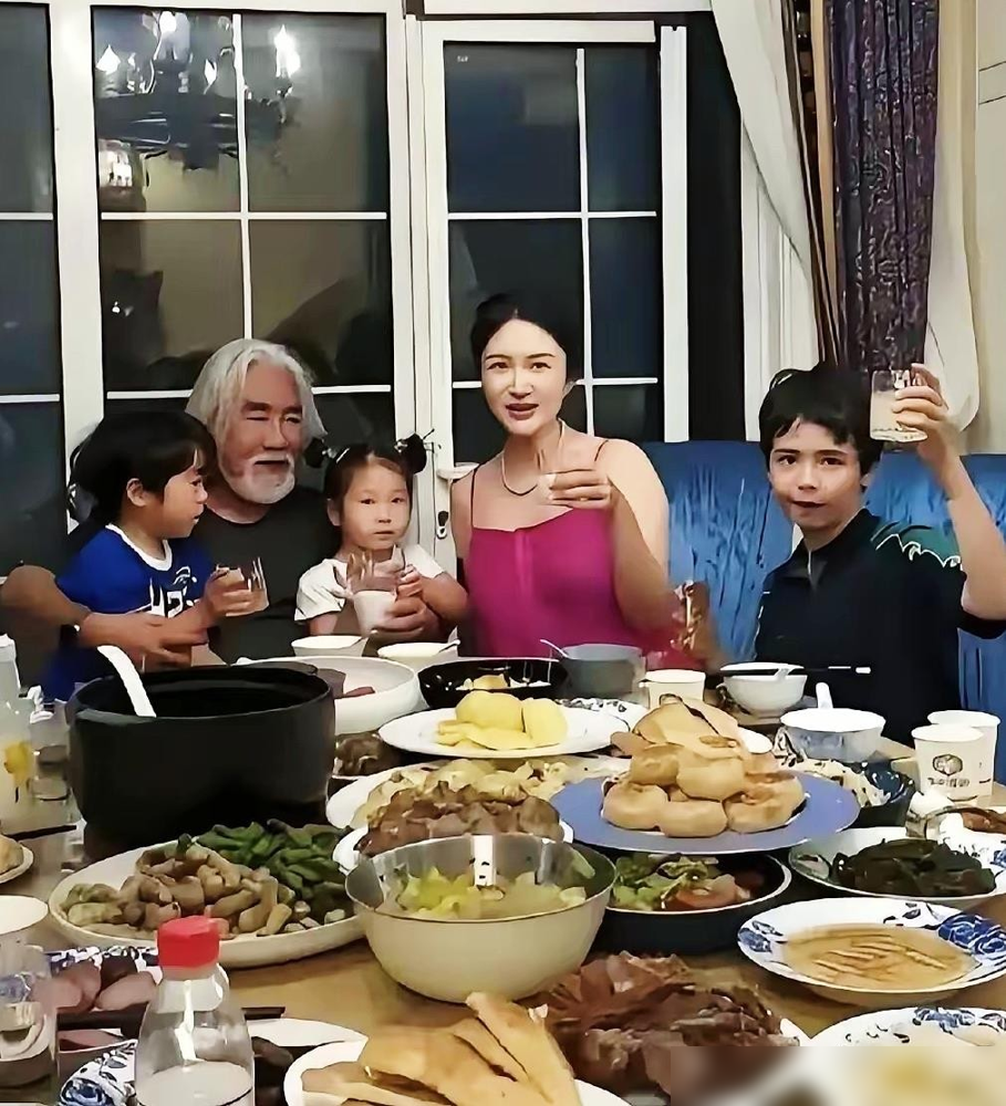 老张晒饭，评论区炸了。二十多道菜，卤味炖菜摆满一桌，张纪中跟杜星霖带着仨孩子出镜，配文还是岁月静好那
