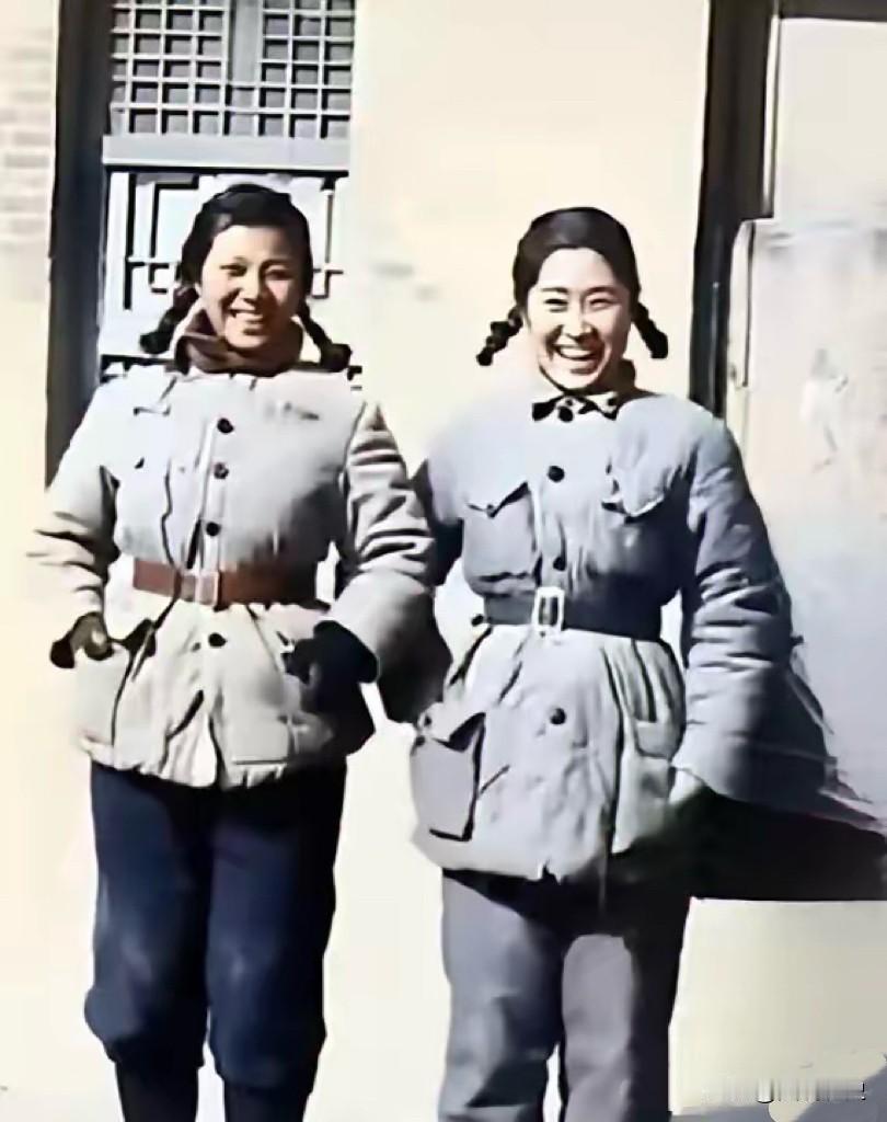 我真想让现在的导演看看什么是真正的延安女战士，照片拍摄于40年代的延安，两位