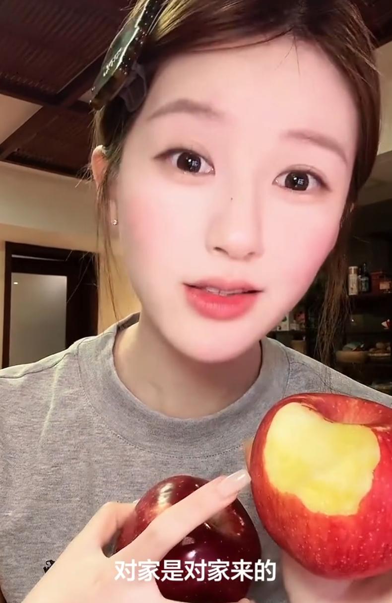 赵露思的情商当艺人真的差点事早期因为各种手滑点赞被骂绿茶很多年，每当你以为随着