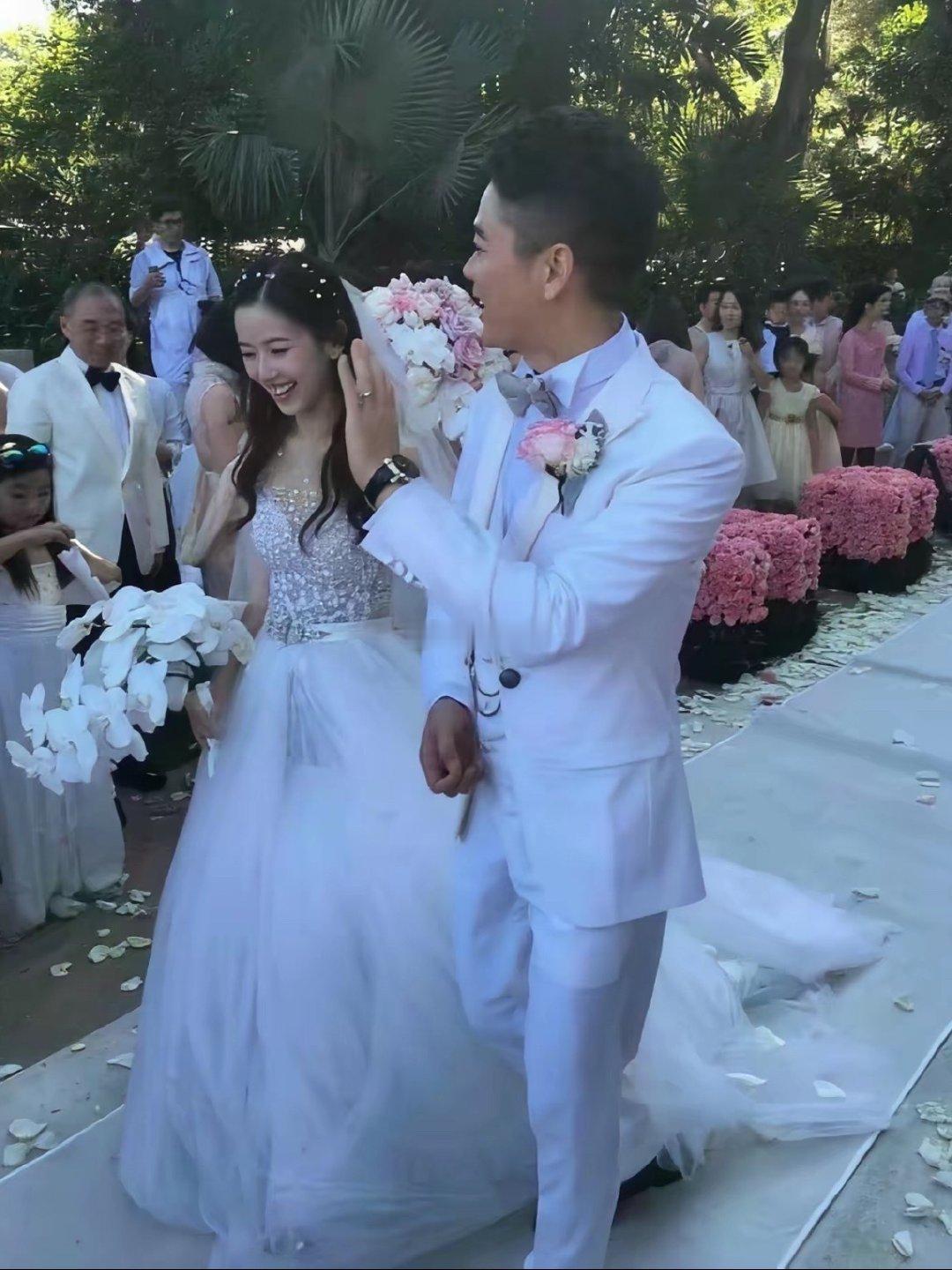 刘强东、章泽天刚结婚那会儿，真是从头到脚都透着幸福，这是真爱了​