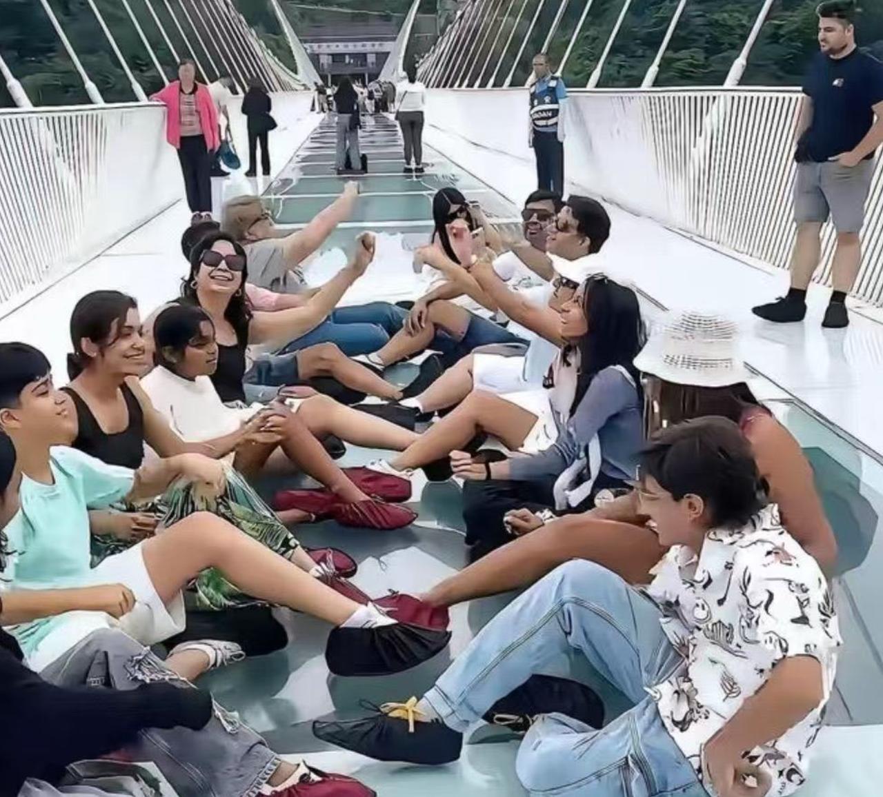 印度人在国外旅行，又发生了两件事：第一件事，发生在张家界。图一，一群印度人，