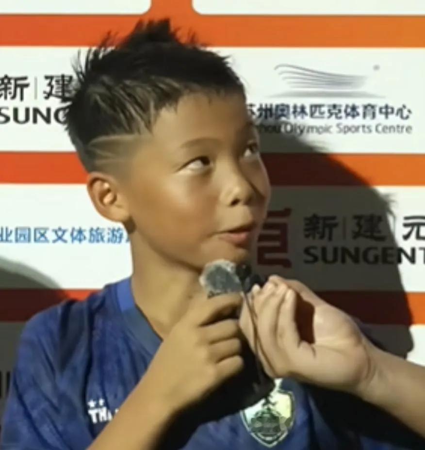 一身赛场锐气，心怀家国底气，足球小将孟新艺一句话圈粉全网最近刷到一段小学生足球