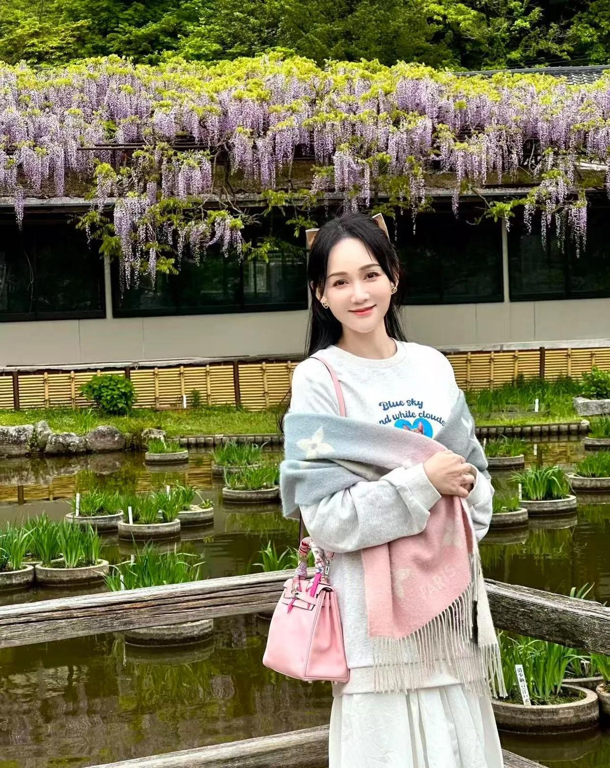 陈乔恩这状态，是被婚姻喂饱了糖分吧🍬灰色卫衣配白裙，再搭一条粉灰渐变围巾