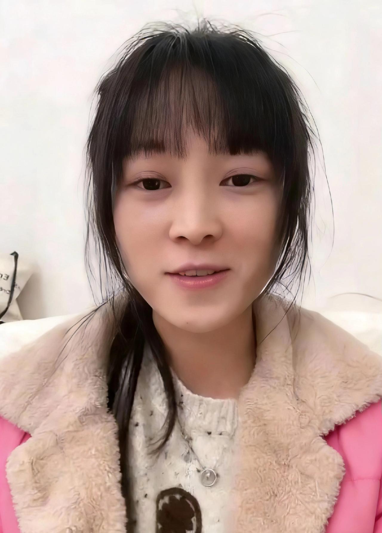 爆火的呆呆终于直播！这些细节才是她的真实模样一开场就坦诚自曝：35岁未婚，家