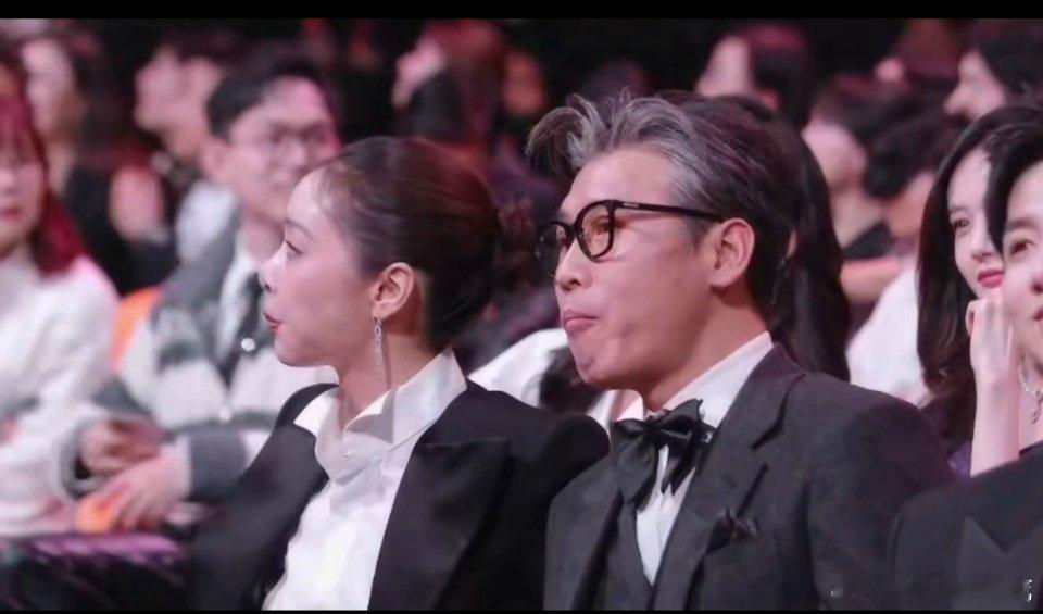 微博之夜不要虐待老人微博之夜还要自带干粮吗看明星在现场吃饼干也是第一次了