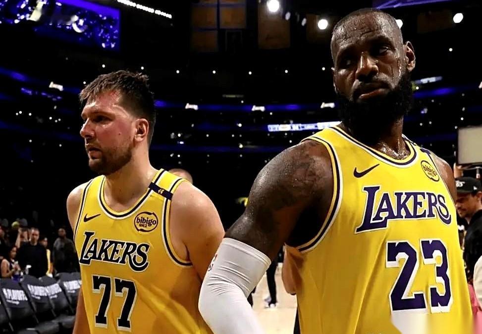 美国一个叫布鲁萨德的名嘴，直接把詹姆斯和东契奇扔一块儿，撂了句狠话。他说，你别