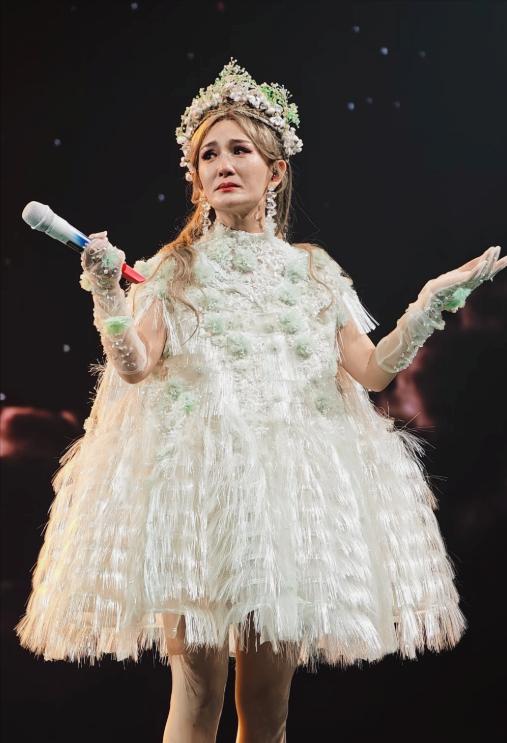 谢娜两口子遇到经济危机了？KTV水平竟敢开全国巡演，吃相被批太着急！我有一个大