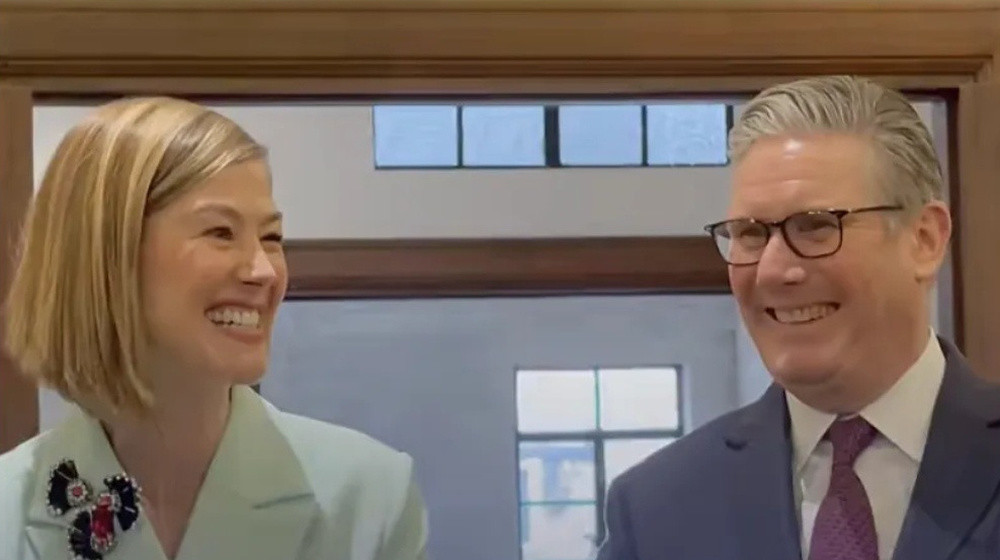 斯塔默上海行, 身边为何是这位“中文十级”的英国女星?