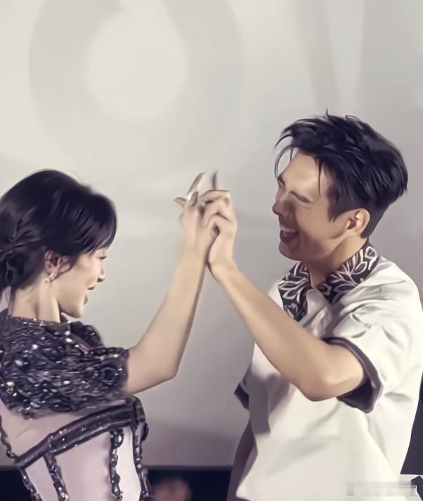 感觉他俩都互相喜欢，就是没有捅破那张纸​​​