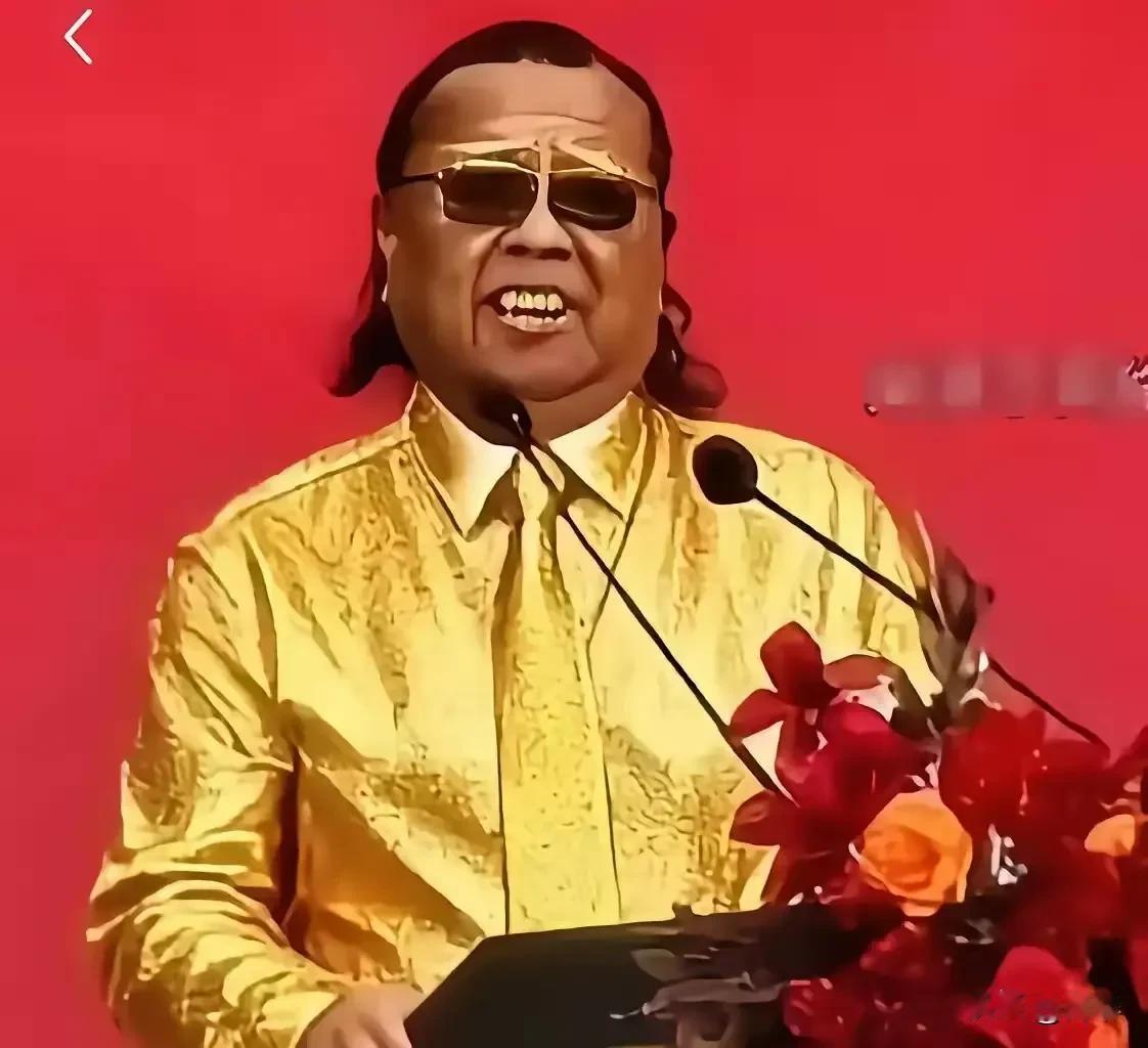 近期西南财经大学天府学院校长蒲果泉，因其土豪般的穿衣打扮和极具艺术家特色披肩发而
