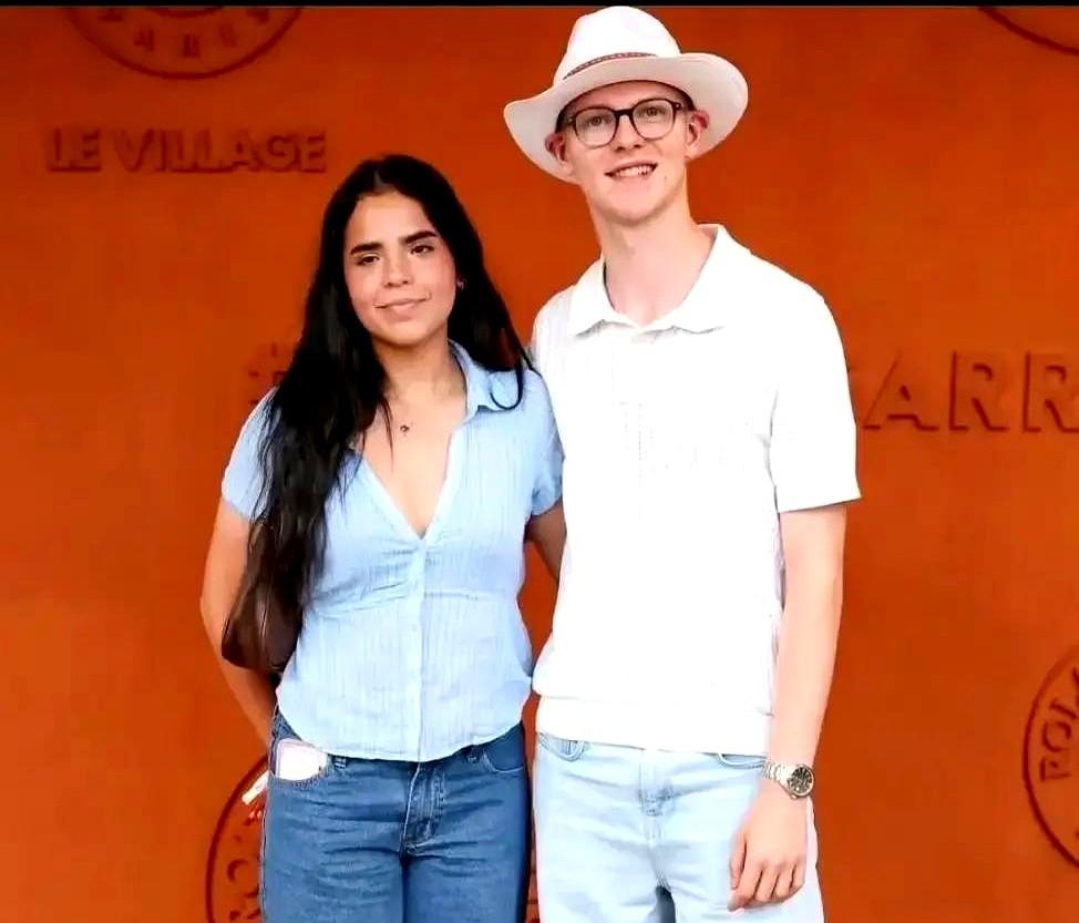 法国乒坛天才勒布伦，被拍到了。法网看台上，他跟一个女孩挨得特别近，手都搭肩上