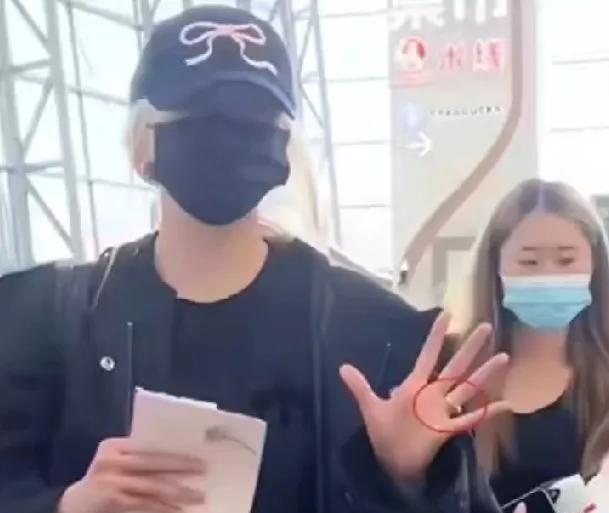 关晓彤引发热议！5月15日，关晓彤突然引发了热议，起因是她新剧杀青现身成都机场
