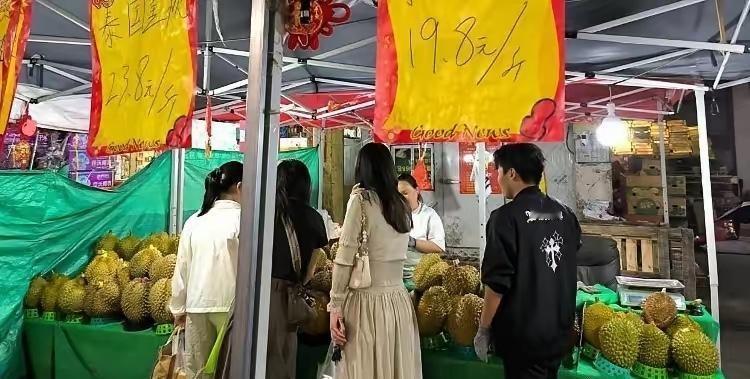 🌞"格局太小！"姑娘下班进店挑选榴莲，老板上秤后报价156元。姑娘礼貌还价