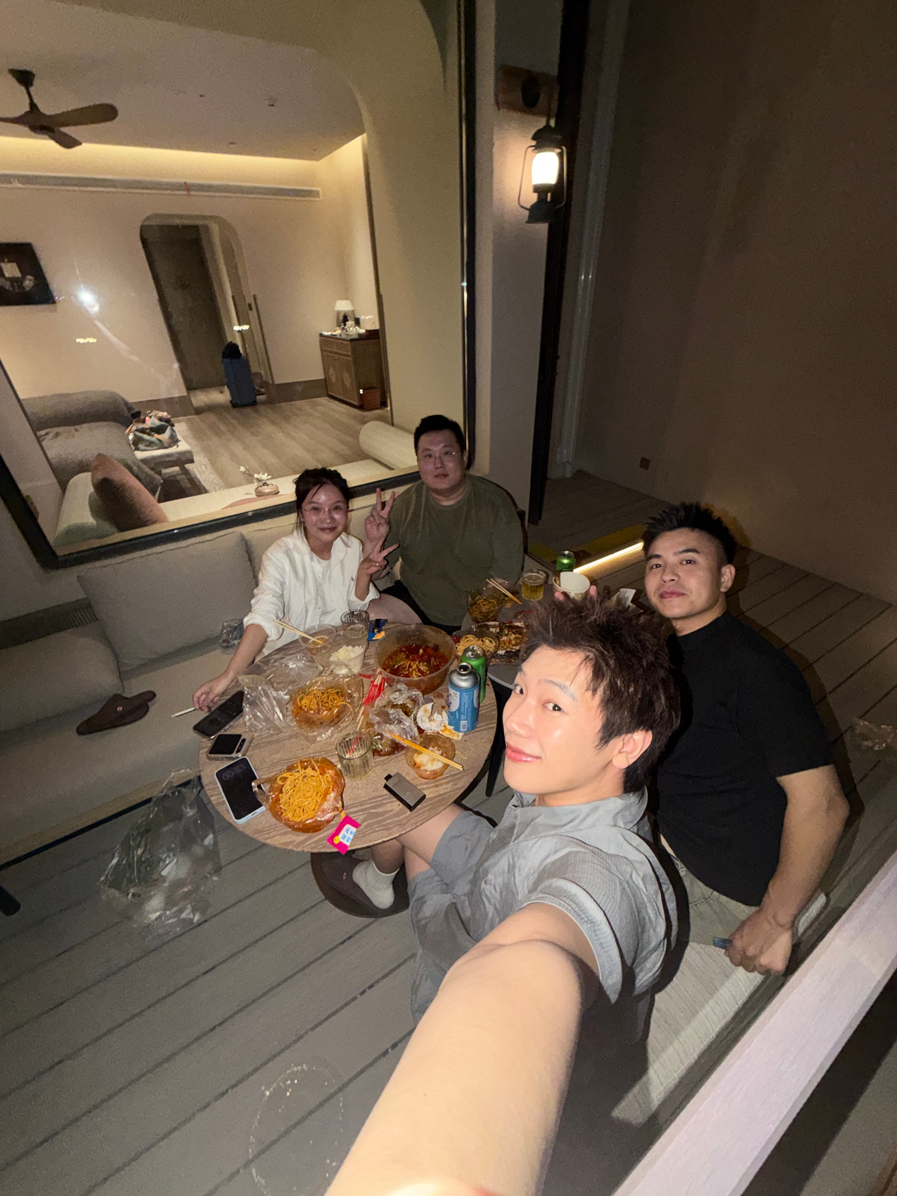 打包了一堆吃的！！！！酒店阳台吃吃吃！特别凉爽！特别舒服