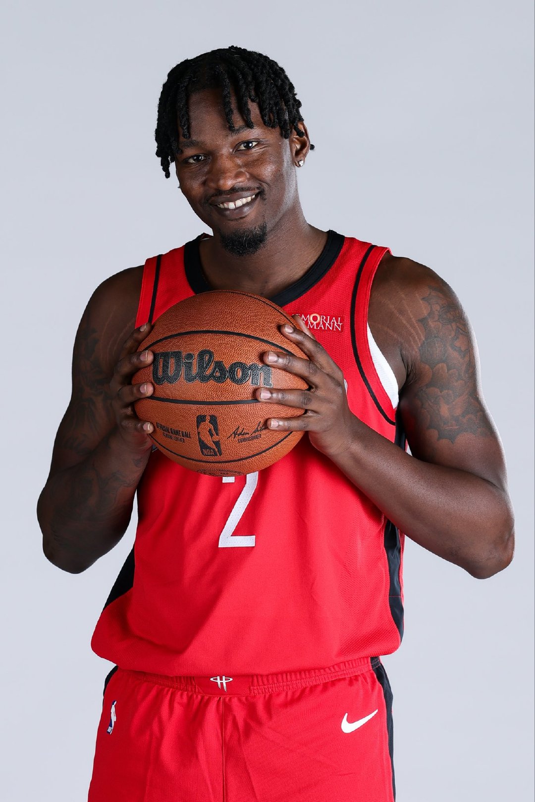 火箭队伤情更新⬇️：-芬尼史密斯已开始逐步提升训练强度，并参与对抗性训练，火