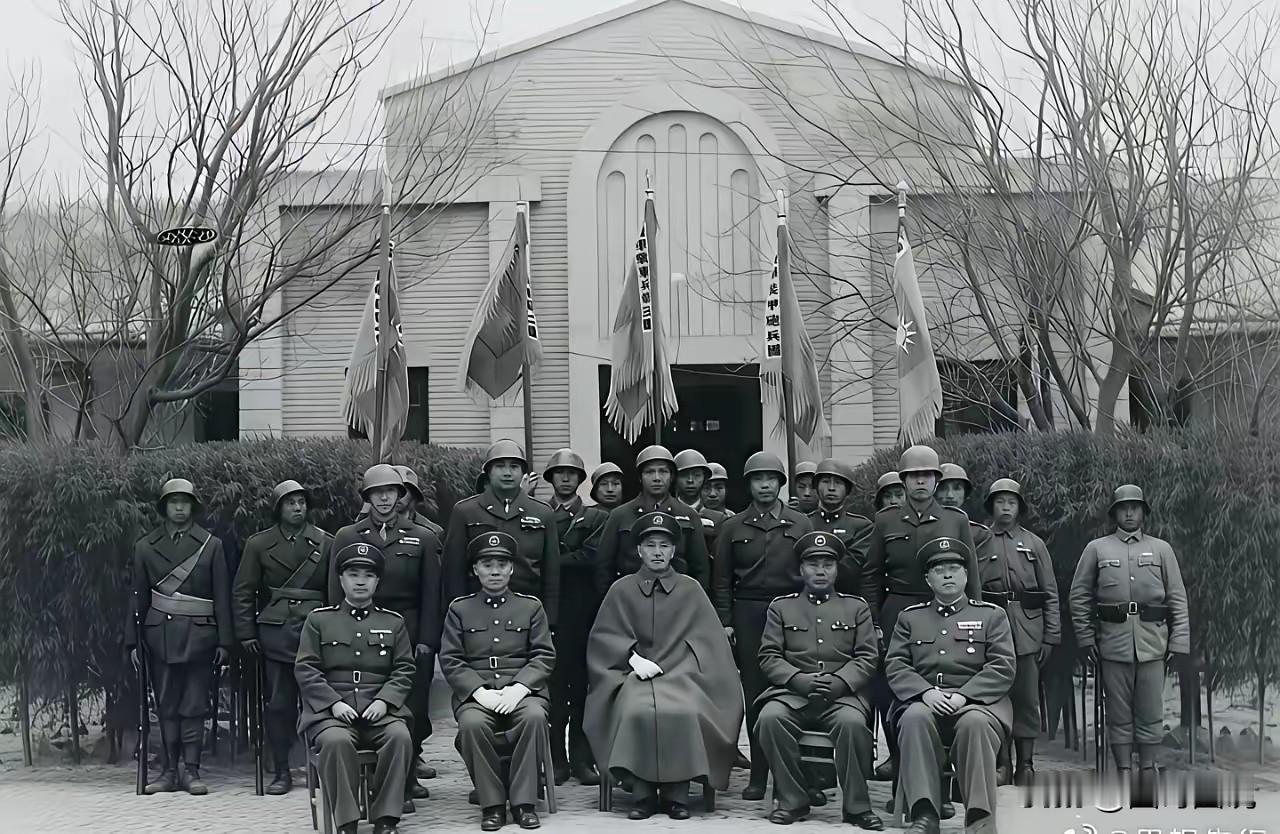 淮海战役前夕，老蒋来到徐州视察防务，与国军精锐装甲部队军官合影，并对这支部队寄予