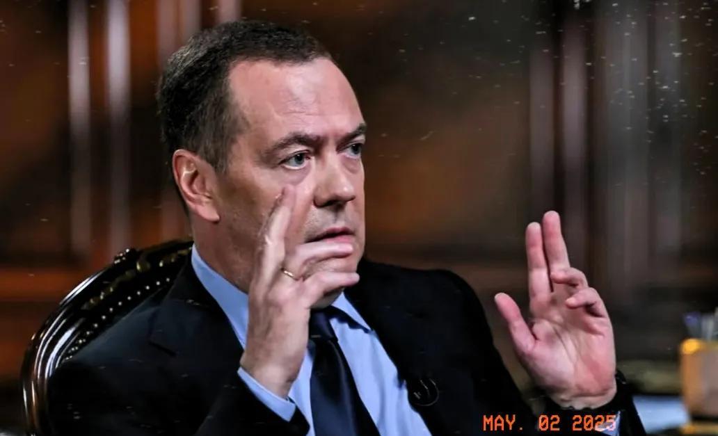俄罗斯前总统梅德韦杰夫措辞严厉，一针见血的指出美国人犯下了大错——梅德韦杰夫表示