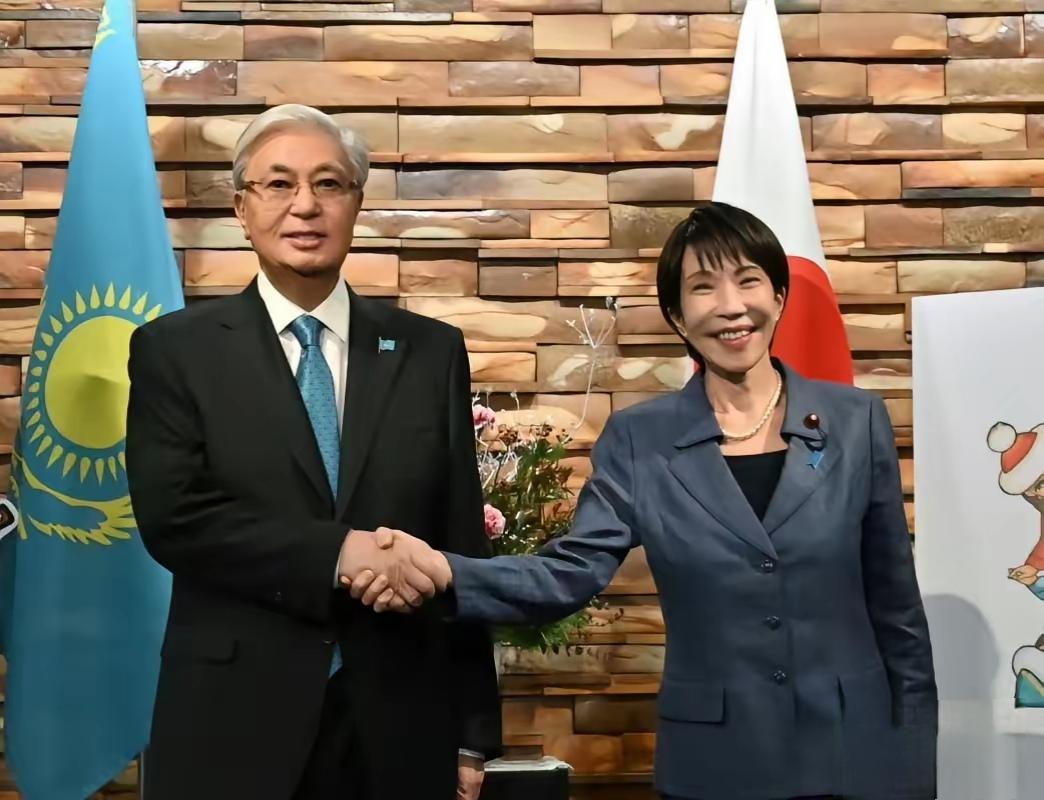 百密一疏的托卡耶夫还是上当了。他应邀访问日本，本意是想左右逢源、八面玲珑，从日方