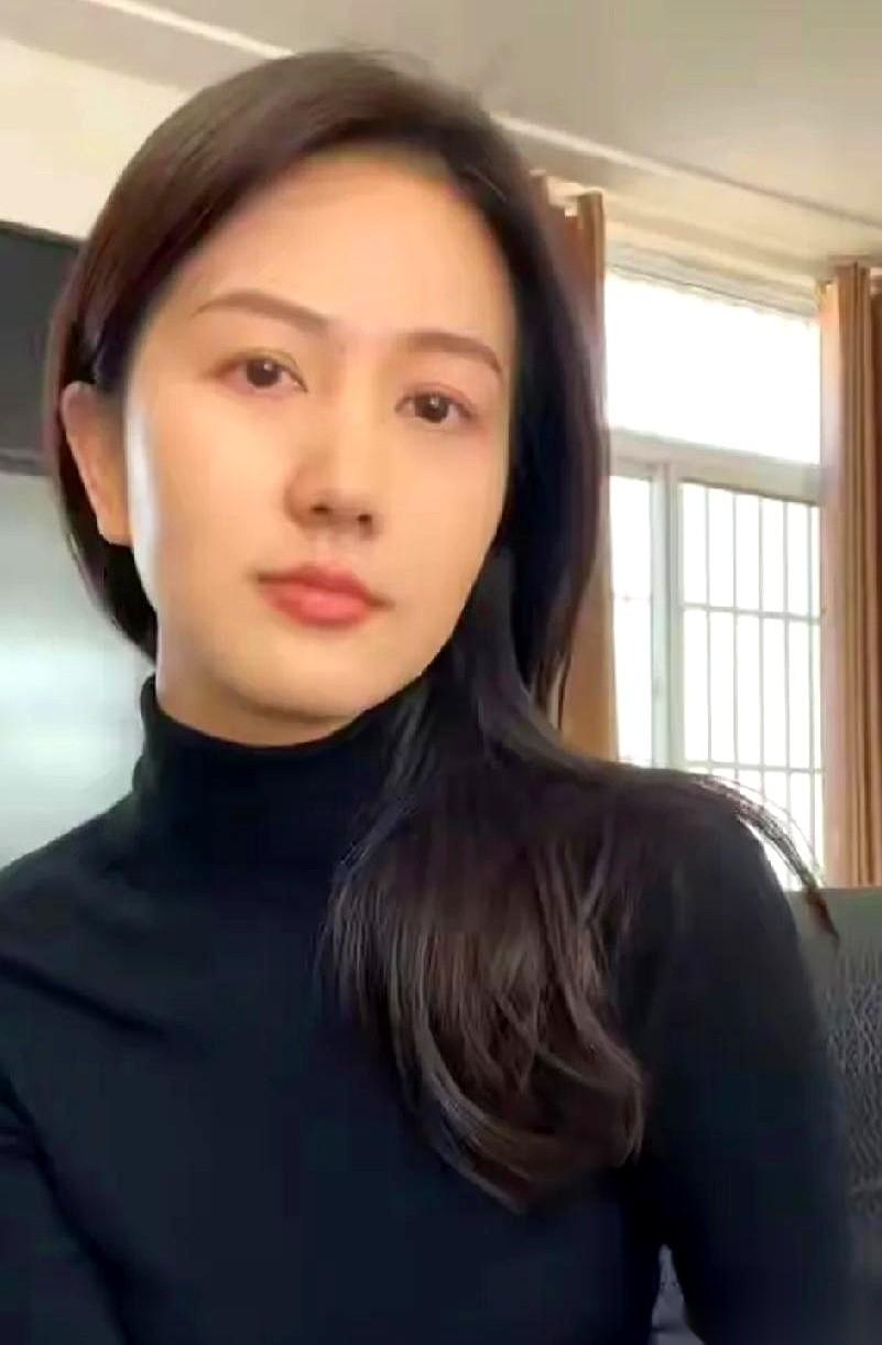 48岁，单亲妈妈，带着个15岁正值青春期的半大丫头。手里攥着的，是一张因为前夫