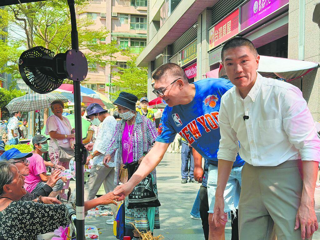 基隆市长谢国梁10月4日在国民党中评委主席团主席连胜文陪同下，前往信义市场扫街拜