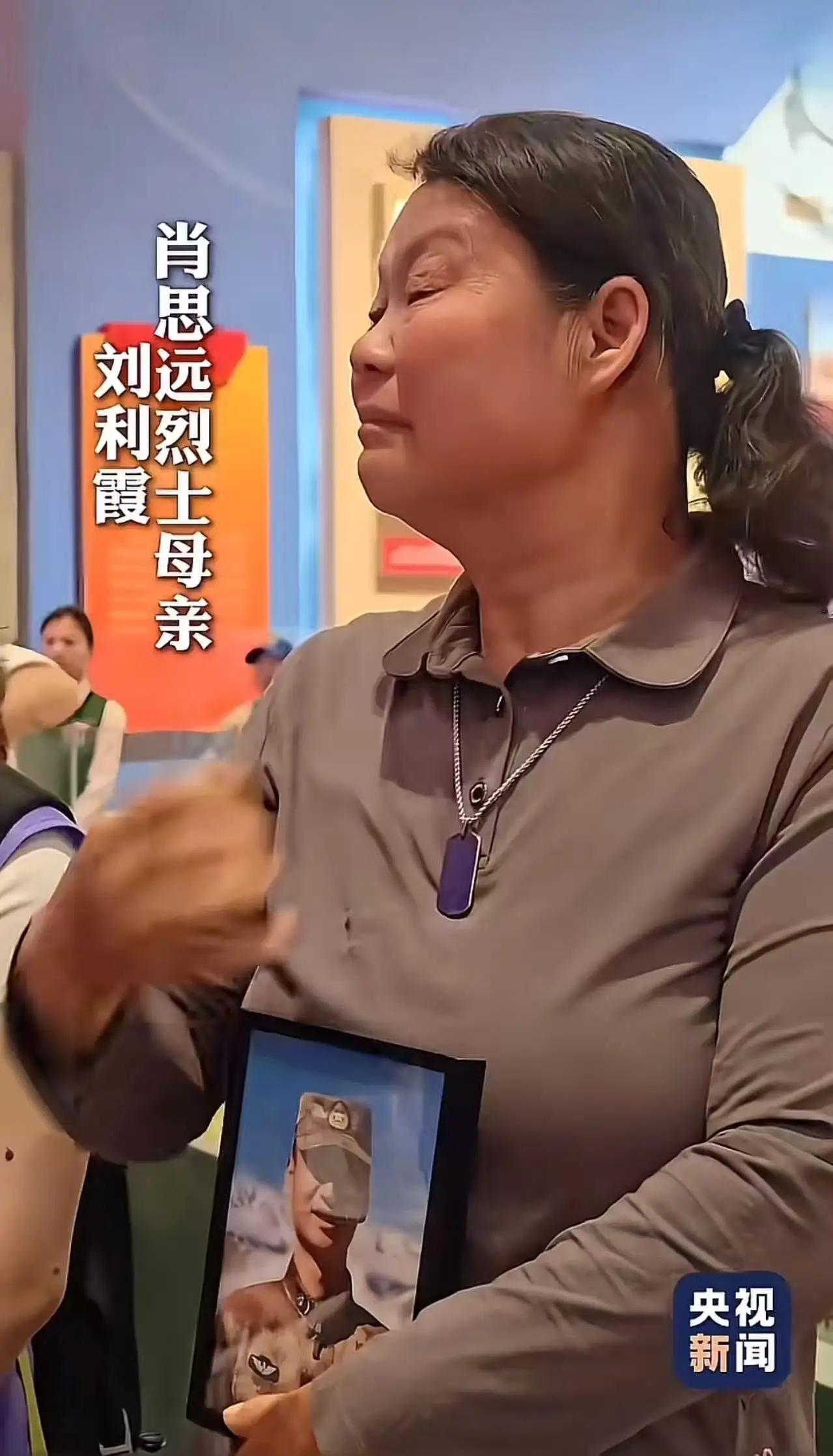 5月9日，军博馆一幕看哭全网！三位母亲对着烈士雕像崩溃大哭，字字戳心5月9