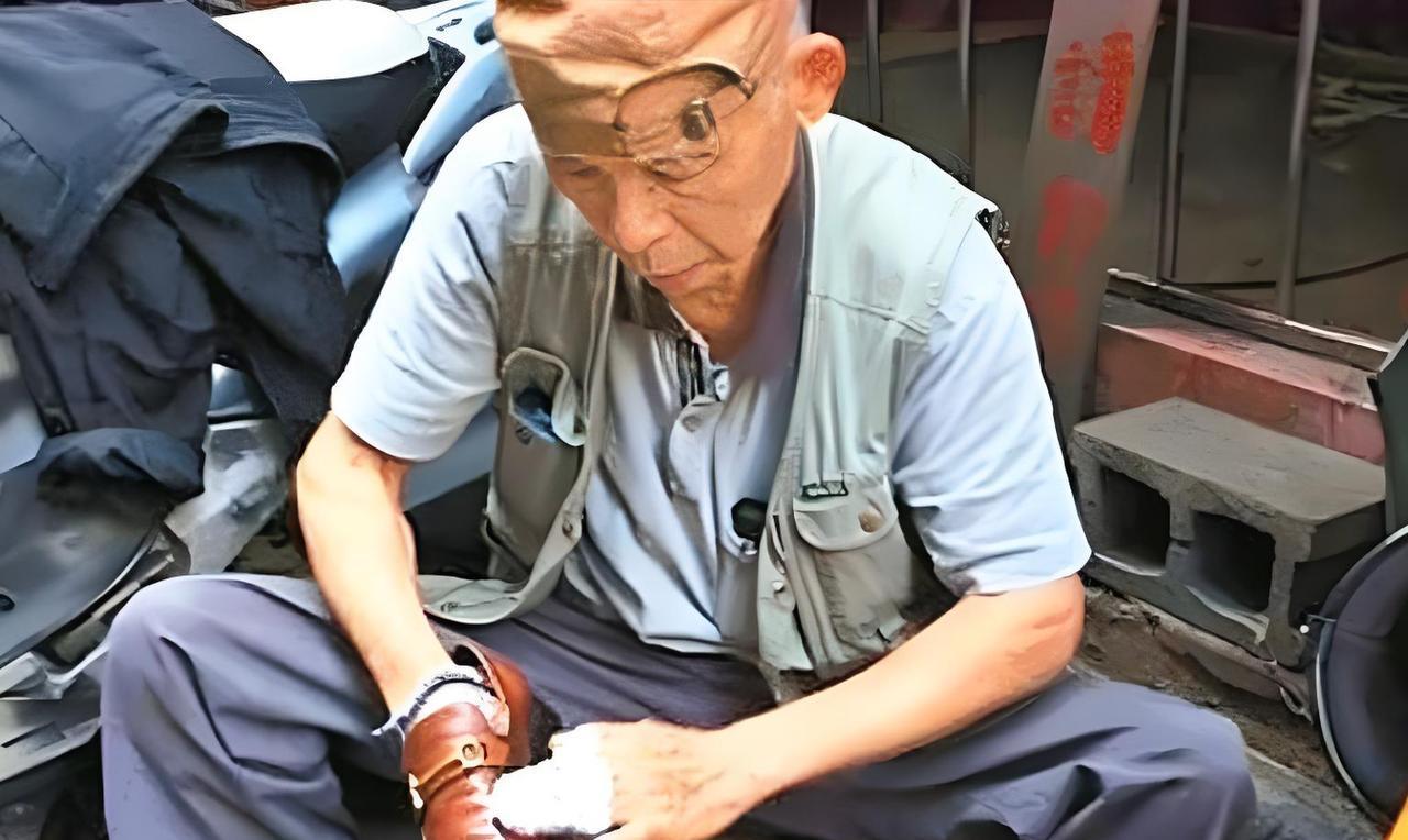 老人街头擦鞋从不收钱，三年后老人去世，大家这才发现自己被骗了！像是在街边摆摊的这