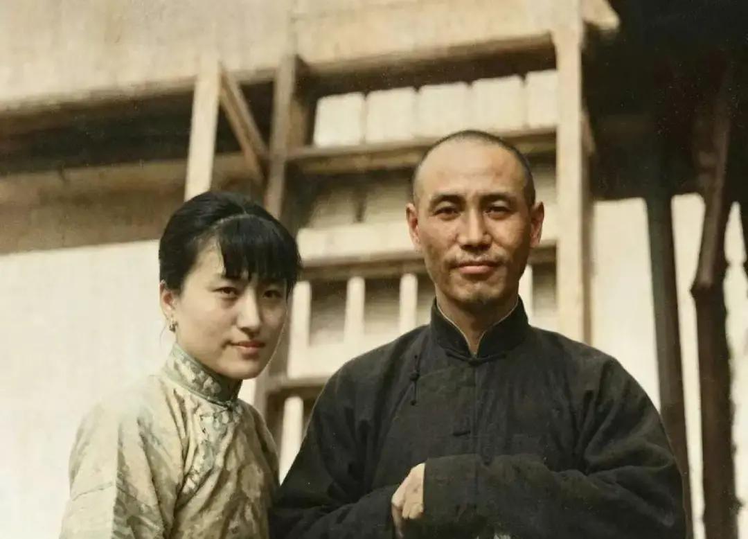 宋美龄30岁还没嫁出去，在别人眼中已经算是“老姑娘”了。宋霭龄一心想让自己的妹妹嫁给蒋介石，但蒋介石