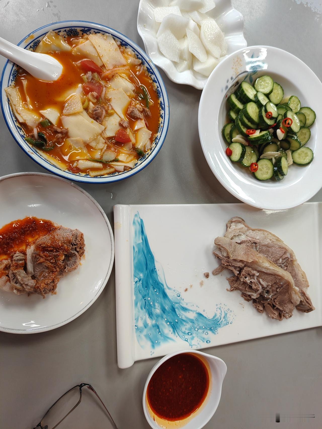 来回走了3公里，就是为了一口手抓肉，来兰州一趟不容易，怎么也要品尝下。是一家