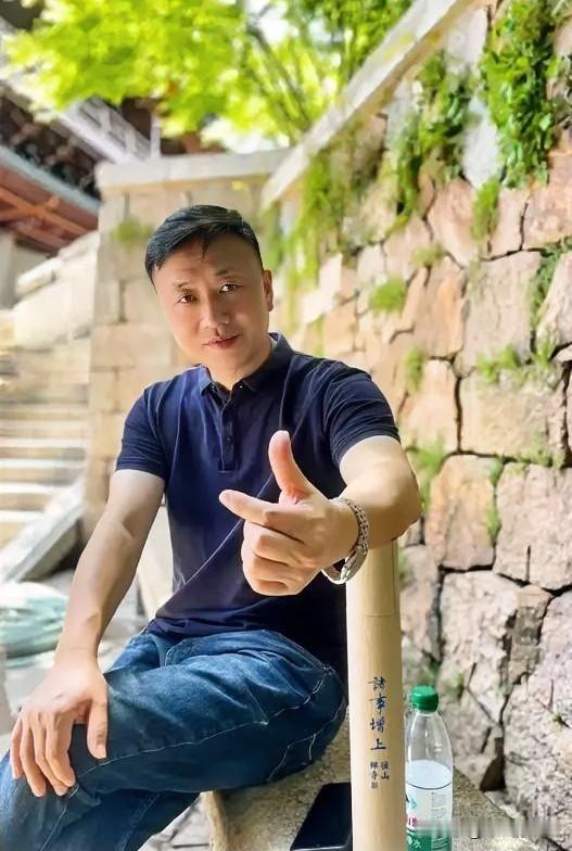 老公的发小大鹏今年45岁，离婚了，在体制内上班，工资7000多，这位长相平平的离婚男人，突然就成了，