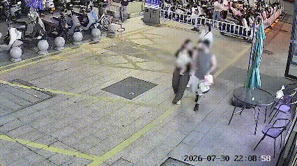 太离谱了。7月30日晚上10点，网友买的榴莲放在门口的椅子上，进店里去买点东西