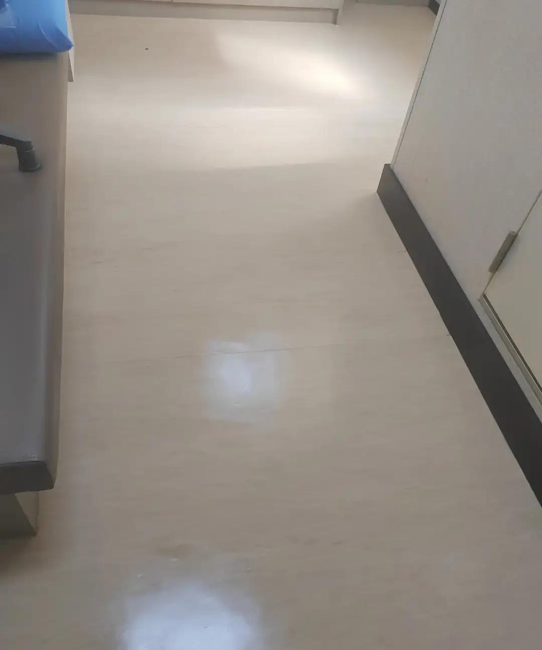 老陈在船上发了个视频，拿钢丝球给娱乐室地板搓澡，蜡壳厚得跟龟裂地皮似的。他边